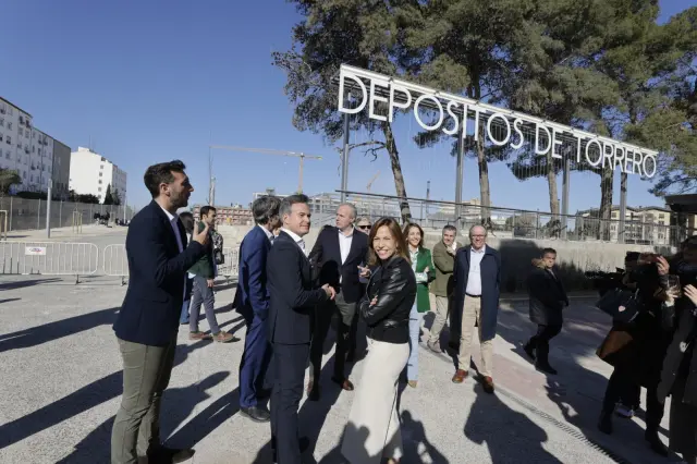 Javier Rodrigo, Víctor Serrano, Jorge Azcón y Natalia Chueca, este martes en el acceso al nuevo parque