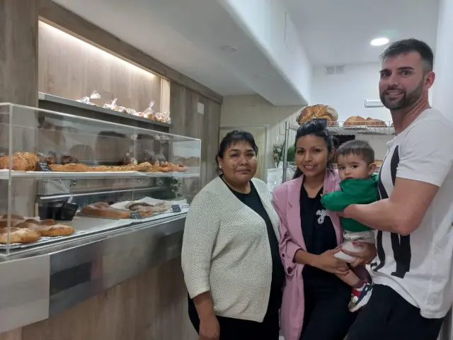 Felipe, Danitza y el resto de la familia que trabaja en la nueva panadería.