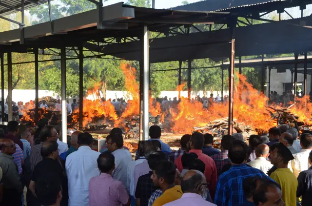 Al menos 35 muertos al caer a un pozo subterráneo en un templo de Indore