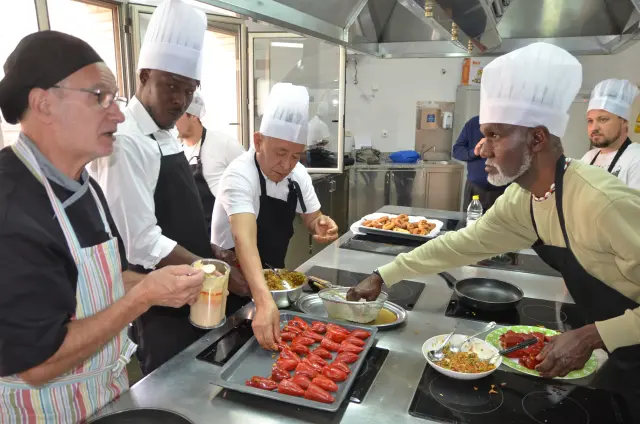 Los usuarios de la Fundación San Blas, en el curso de cocina.