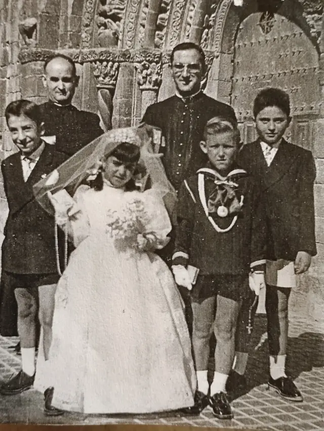 Ángel Guinda con su familia en una Primera Comunión. Es el primero por la izquierda.