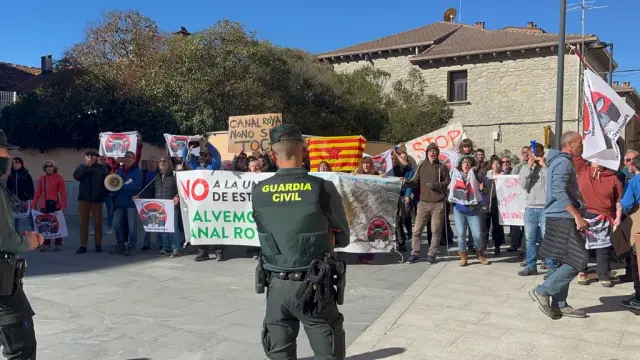 Los manifestantes han recibido a Lambán en Sabiñánigo.