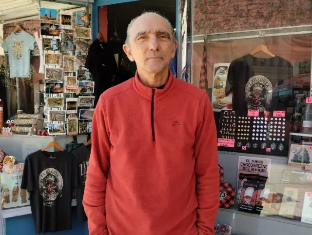 Antonio Vélez, propietario de la tienda de recuerdos El Maño, a las puertas del establecimiento.