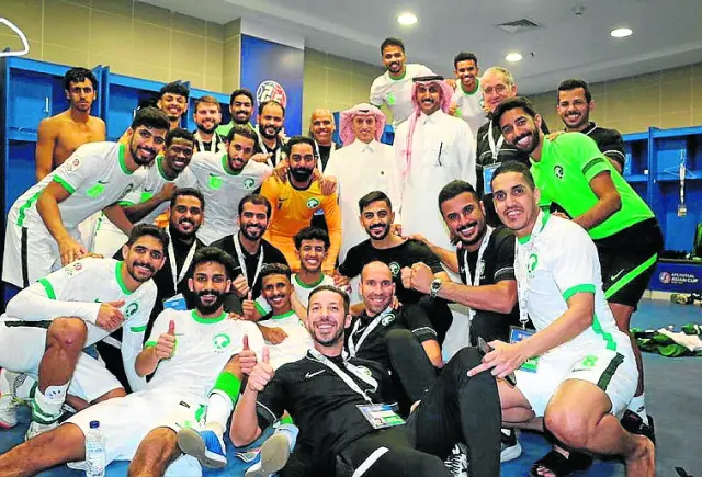 Con el equipo nacional saudí y representantes políticos.