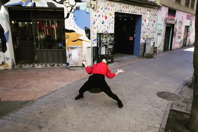 Una bailarina toma las calles del Casco Histórico y realiza sus movimientos.