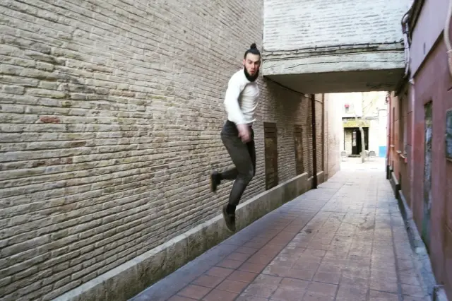 Un bailarín ejecuta sus pasos en un lugar insólito: el callejón de Lucas.