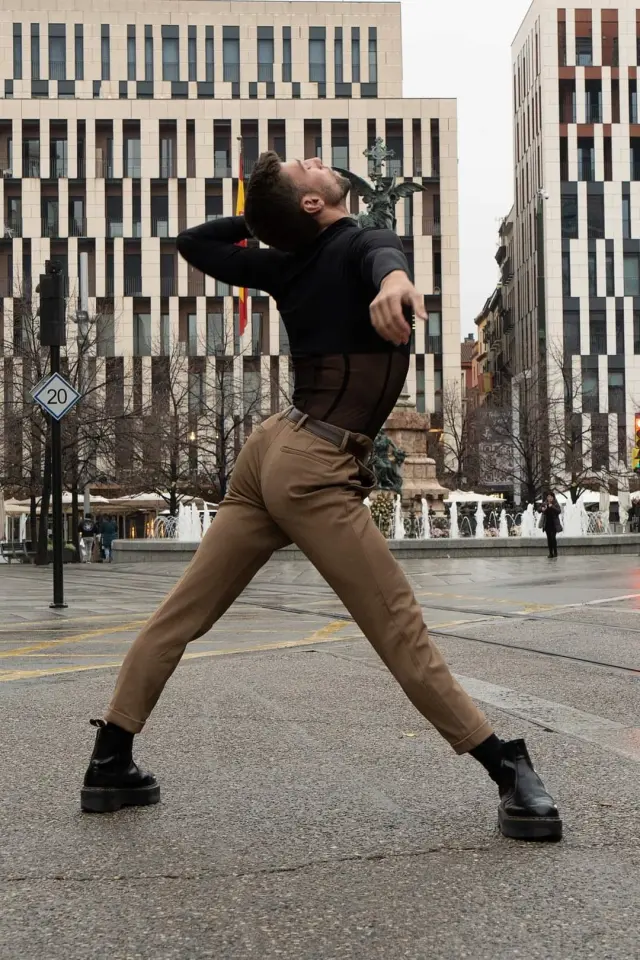 Un bailarín ejecuta sus pasos de ballet contemporáneo ante Puerta Cinegia.