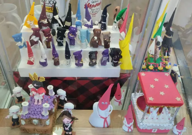 Muñecos cofrade realizados a mano en la tienda de recuerdos Isabelina.