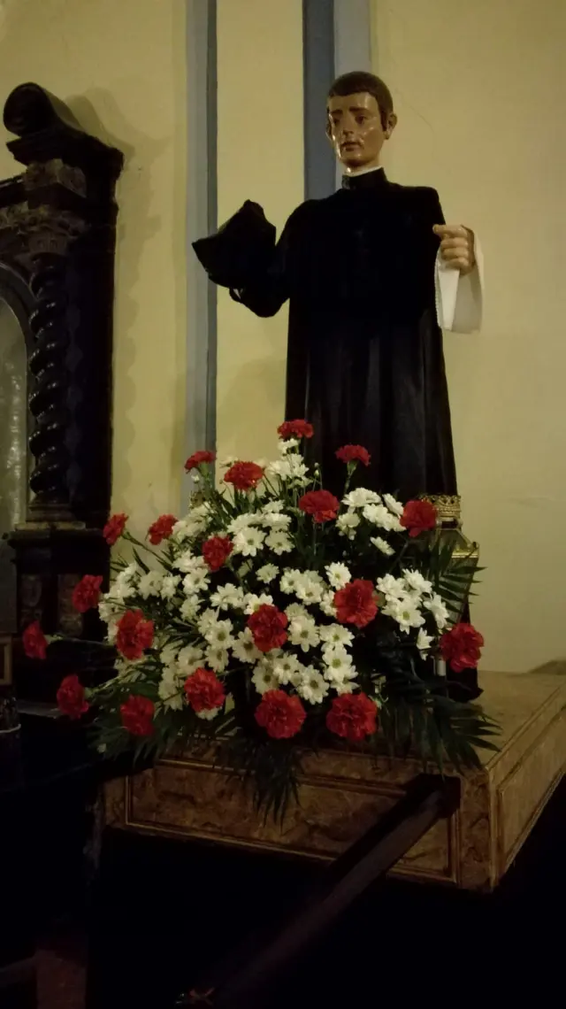 San Juan Evangelista, vestido de cura en Almonacid de la Sierra.