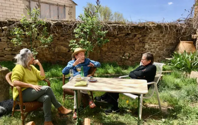 Fernando Sánchez-Dragó, con sus amigas Montse y Clara, en el jardín de su casa de Castilfrío de la Sierra (Soria), este domingo, apenas unas horas antes de fallece
