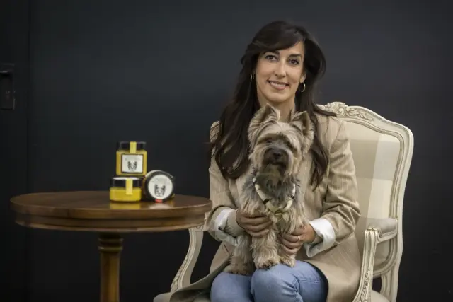La zaragozana Carolina Gracia con su perro Indie, que da nombre a su marca de mostazas, a su derecha.