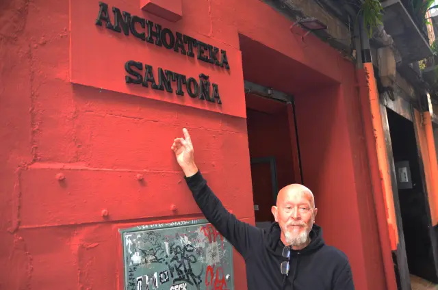 Karroum Markby, ante su Anchoateka Santoña, en la calle Estudios de Zaragoza.