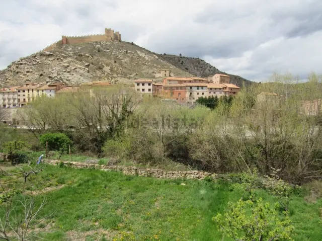 Vistas de la casa de principios de siglo XX rehabilitada a la venta en Albarracín.