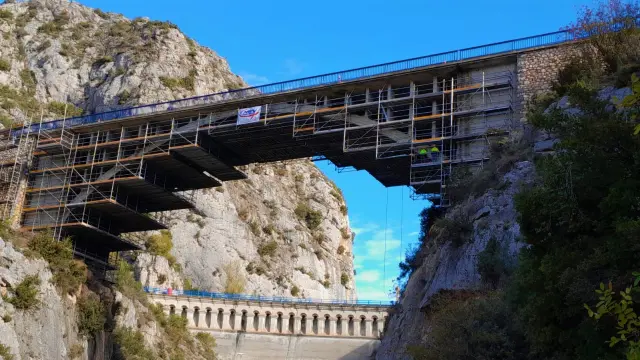 Andamio colocado en el puente del Ésera para las obras de finales de 2022.