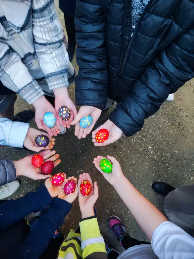 Algunos niños ucranianos en Aragón muestran los huevos de Pascua que han decorado ellos mismos.