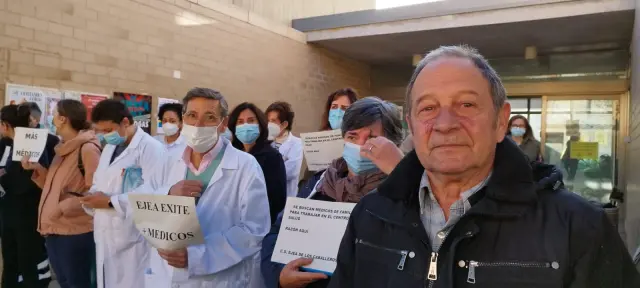 Félix Lahuerta, durante la concentración ante la puerta del centro de salud de Ejea.