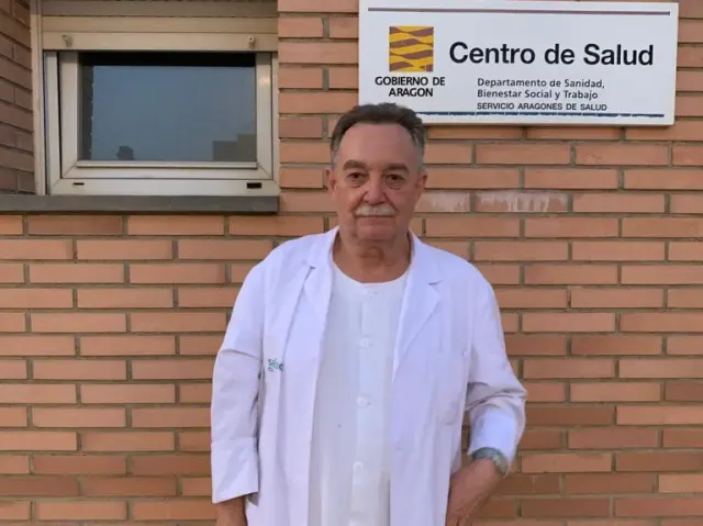 José Borrel, delante del centro de salud de Ayerbe esta semana.