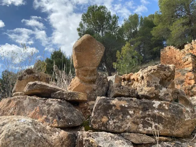 Algunas de las piedras labradas del Castillo del Sacristán.