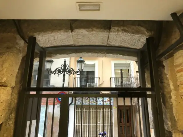 El arco de sillería del portal de la calle de Santa Isabel, 18, en Zaragoza.