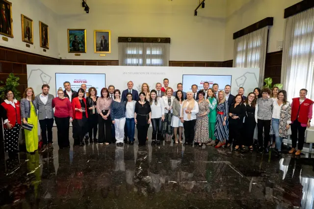 Foto de grupo de la Infanta Elena con Jorge Azcón, miembros de la Fundación Mapfre y premiados, en el Ayuntamiento de Zaragoza.