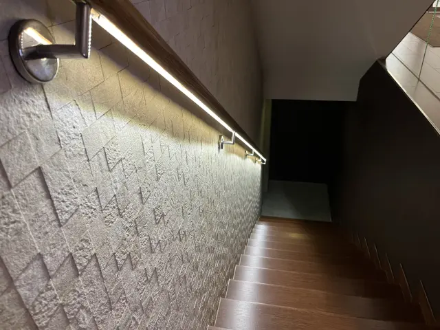 Un detalle de una barandilla con luz, en un edificio de Zaragoza.
