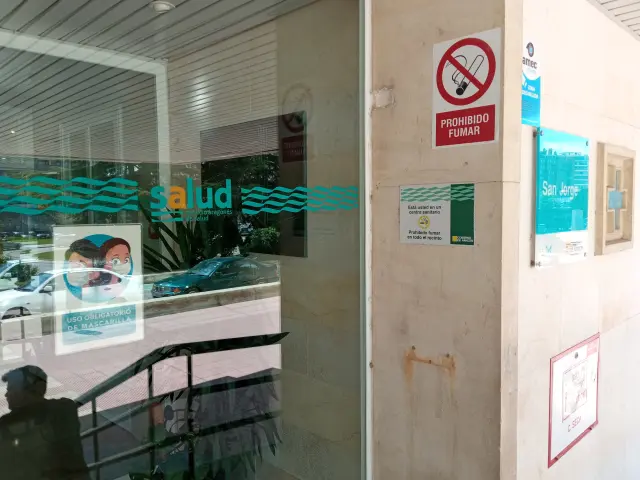 Señales antitabaco en la puerta del Hospital Universitario San Jorge de Huesca.