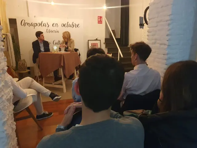 Alfredo Andreu y Encarna Samitier charlan durante la presentación de 'Cisne de papel' en la librería Amapolas en octubre de Madrid.