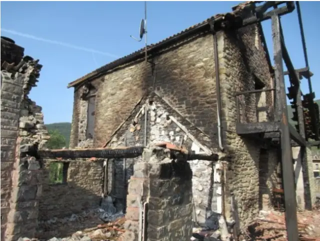 Las llamas arrasaron con la vivienda, ubicada en Castiello de Jaca, Huesca.