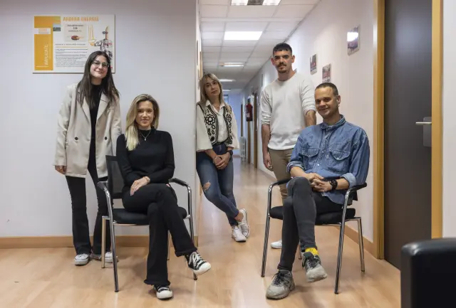 Los jóvenes Sandra Barriendos, Marta Gracia, Maria Soriano, Javier Bustamante y Víctor Fortuño, en la sede de CC. OO. Aragón.