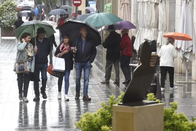 En el Coso de Huesca se han vuelto a ver paraguas abiertos después de muchos días sin llover.