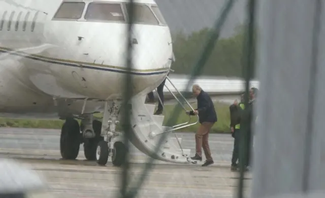Don Juan Carlos sube al avión que lo llevará, presumiblemente, a Vitoria.