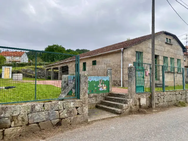 Exterior de la escuela Paredes, que pertenece al CRA de Vilaboa, en Galicia.