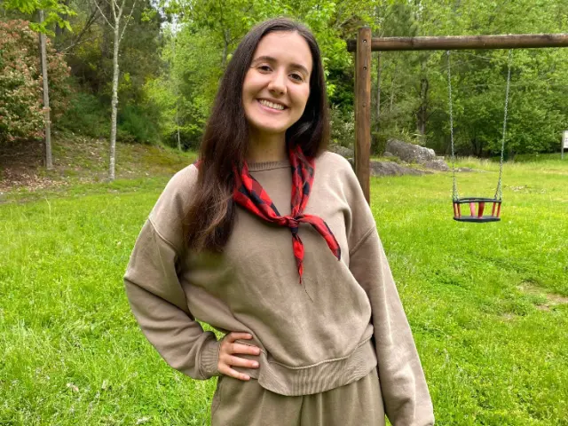 La estudiante de Magisterio, María Pérez, realiza sus prácticas de fin de grado en la escuela rural agrupada de Vilaboa, en Galicia.