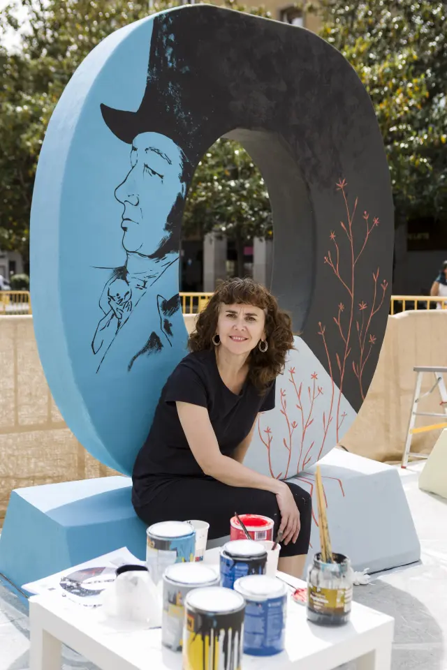 María Felices, ilustradora y diseñadora gráfica, con su 'O'.