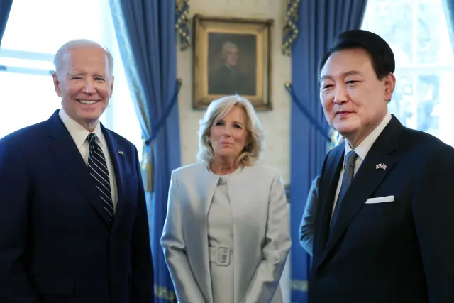 El presidente norteamericano, Joe Bidenm y su mujer, Jill Biden, junto al presidente de Corea del Sur, Yoon Suk Yeol.