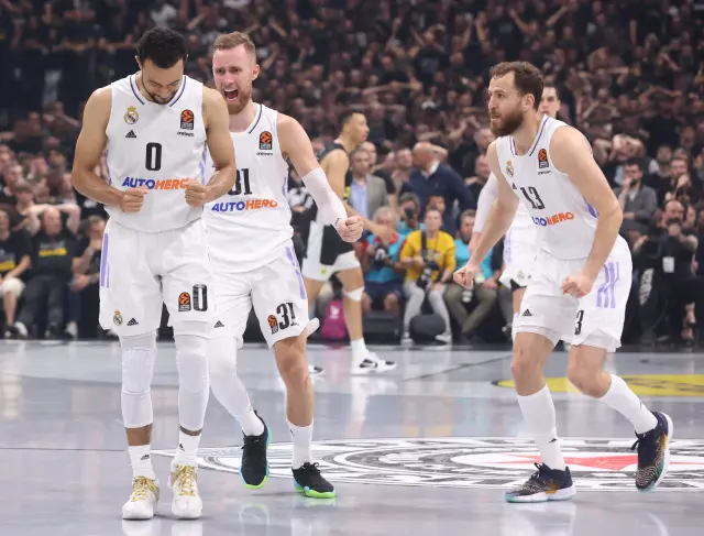 Nigel Williams-Goss, Dzanan Musa y Sergio Rodríguez celebran una canasta durante el partido de baloncesto de la Euroliga SERBIA BASKETBALL