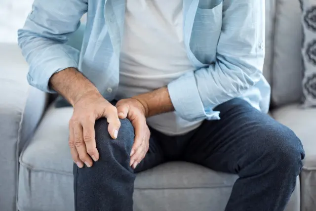 El principal síntoma que acompaña a la artrosis de rodilla es el dolor en la articulación.