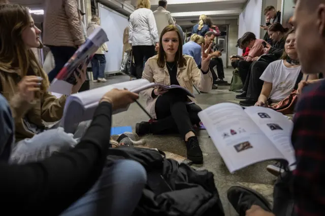 Personas se refugian dentro de una estación de metro durante una alerta de ataque aéreo en Kiev