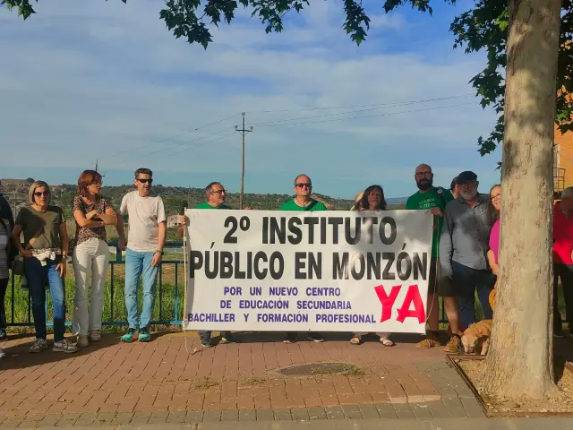 Cadena humana para pedir un segundo instituto público en Monzón.
