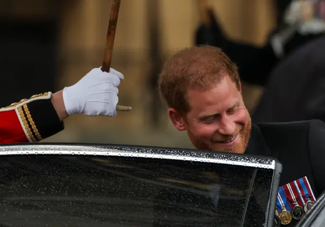 Al concluir la ceremonia, mientras el resto de la familia se dirigía al palacio de Buckingham, el príncipe se introdujo en un automóvil que poco después fue cazado por los fotógrafos