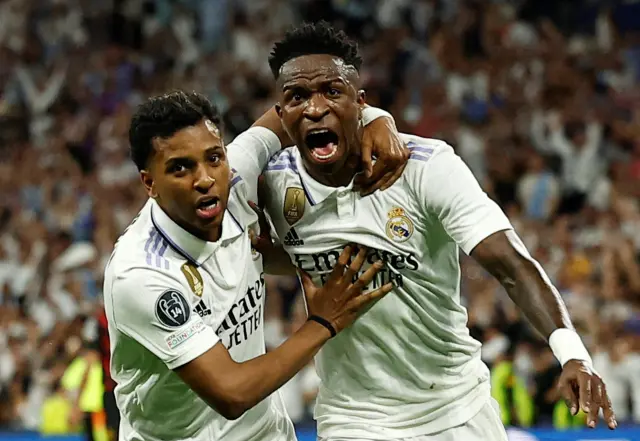 Champions League: Vinicius (derecha) celebra su gol con Rodrygo en el duelo Real Madrid-Manchester City