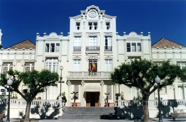 Fachada principal del Casino de Huesca, en la plaza Navarra.