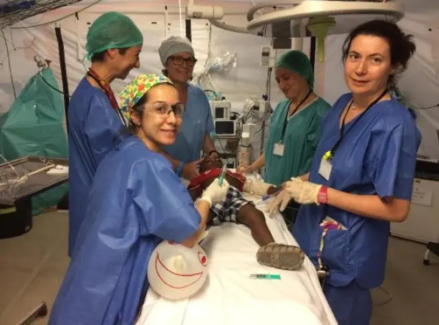 La enfermera oscense Maruxi Callao durante una operación para la extracción de una espina de pescado en el quirófano del equipo de emergencias Start en Mozambique, en 2019.