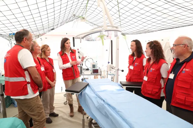 La enfermera oscense Maruxi Callao, segunda por la derecha, en la visita de la reina Letizia al hospital de campaña del equipo Start en Mozambique en 2019.