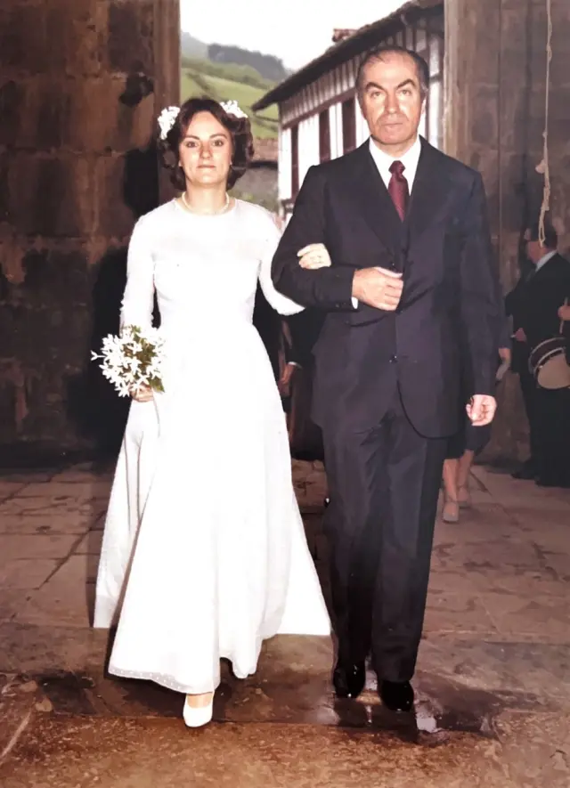 Ramón Esparza de padrino de boda de Miren Esparza, en Lesaca, el 1 de junio de 1979.