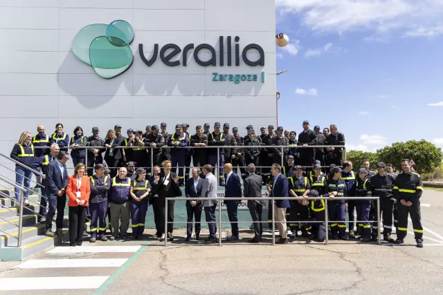 Foto con parte del equipo de Verallia Zaragoza este pasado viernes en la visita que realizó Lambán a la planta, situada en la carretera de Valencia.