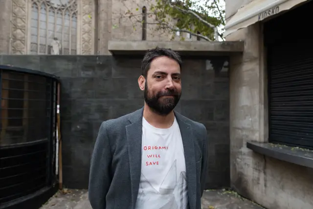Ciro Altabás, cineasta y guionista, vota en Madrid, donde reside.