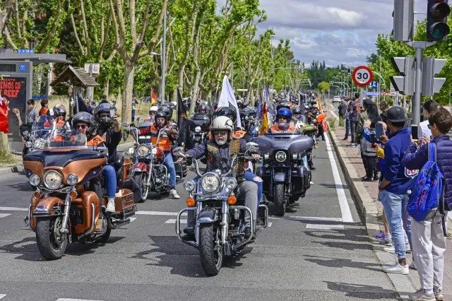 Desfile de motos Harley-Davidson por las calles de Madrid