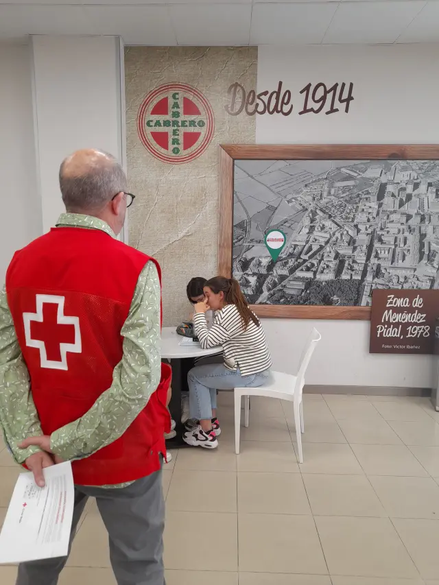 Voluntarios del proyecto Crece Huesca de Cruz Roja información del nuevo servicio de 'cajas amables' de Supermercados Altoaragón.