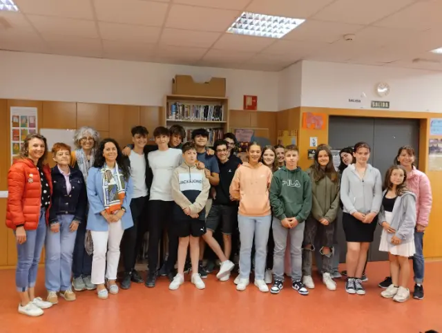 Estudiantes franceses de intercambio y sus profesoras en el IES Clara Campoamor, en Zaragoza.